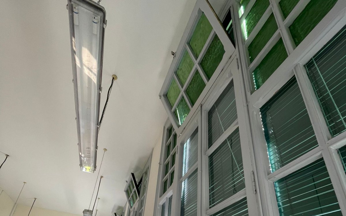 Implantación de mejoras climáticas en escuela modernista