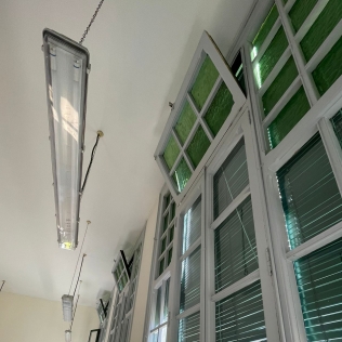Implantación de mejoras climáticas en escuela modernista