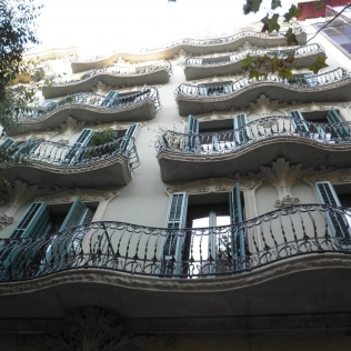 Restauración de fachada modernista (c/ Córcega, Barcelona)