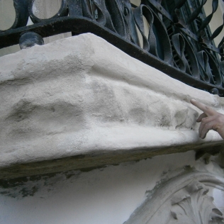 Restauración de fachada modernista (c/ Córcega, Barcelona)