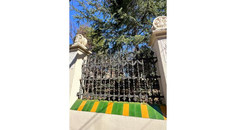 Mantenimiento, reparación y recuperación de vallados ornamentales de una Escuela.