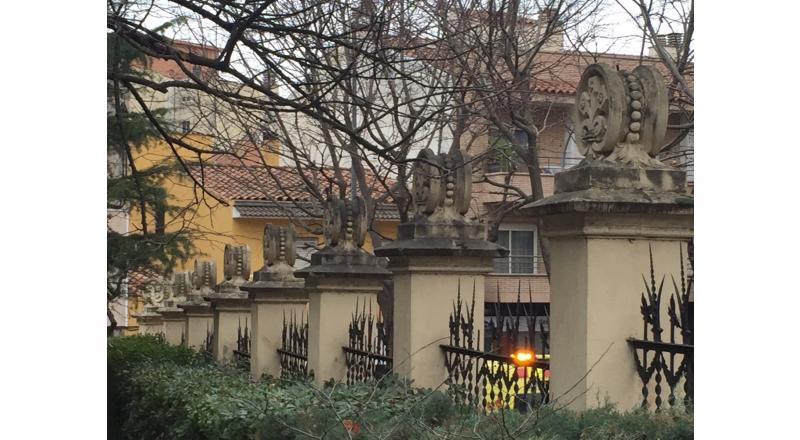 Mantenimiento, reparación y recuperación de vallados ornamentales de una Escuela.