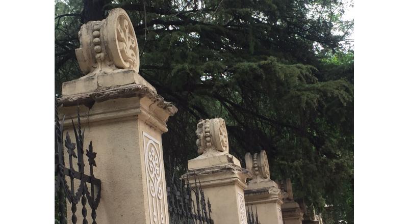 Mantenimiento, reparación y recuperación de vallados ornamentales de una Escuela.