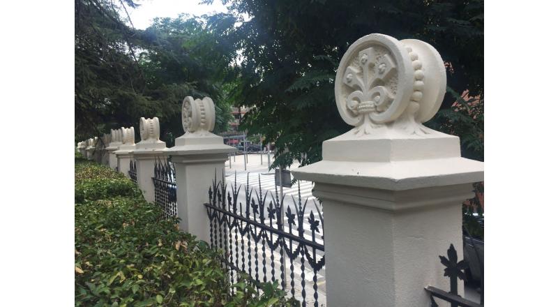 Mantenimiento, reparación y recuperación de vallados ornamentales de una Escuela.