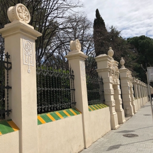 Mantenimiento, reparación y recuperación de vallados ornamentales de una Escuela.