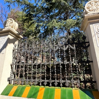 Mantenimiento, reparación y recuperación de vallados ornamentales de una Escuela.