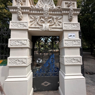 Mantenimiento, reparación y recuperación de vallados ornamentales de una Escuela.
