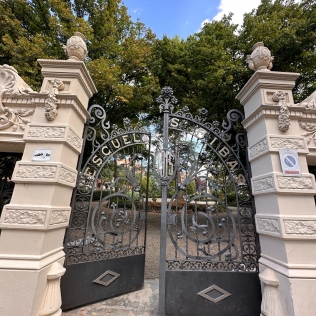 Mantenimiento, reparación y recuperación de vallados ornamentales de una Escuela.