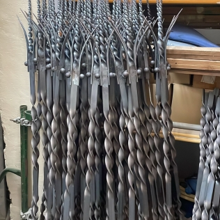Mantenimiento, reparación y recuperación de vallados ornamentales de una Escuela.