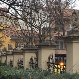 Mantenimiento, reparación y recuperación de vallados ornamentales de una Escuela.