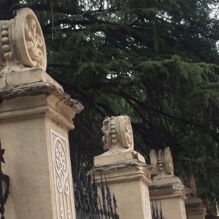 Mantenimiento, reparación y recuperación de vallados ornamentales de una Escuela.