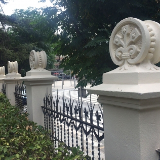 Mantenimiento, reparación y recuperación de vallados ornamentales de una Escuela.