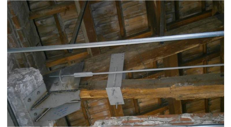Refuerzos en la estructura de madera de las cubiertas inclinadas de un colegio