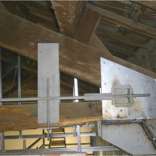 Refuerzos en la estructura de madera de las cubiertas inclinadas de un colegio