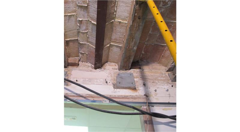 Refuerzos en la estructura de viguetas de madera de edificio residencial (c/ Córcega, Balmes)