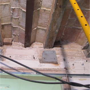 Refuerzos en la estructura de viguetas de madera de edificio residencial (c/ Córcega, Balmes)